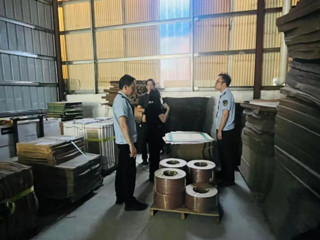 BD半岛入口广东佛山摧毁一处冒充瓷砖制售窝点(图1)