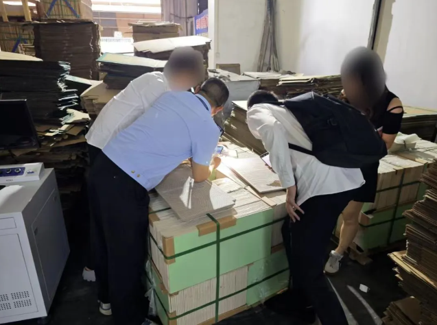 BD半岛入口广东佛山摧毁一处冒充瓷砖制售窝点(图5)